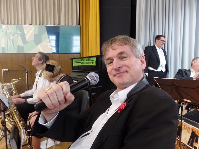 Als spritziges und humorvolles Gegenstück zu Max Raabe führte Johannes Mühleck gekonnt lebendig durch das zweistündige Programm mit nur kurzen Tanzpausen. | Foto: eigenes Foto