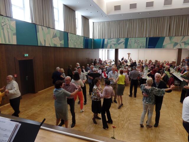 Viele Tanzpaare genossen es, einmal wieder nach einem lebendigen, unverstärkten Orchester zu tanzen. | Foto: eigenes Foto