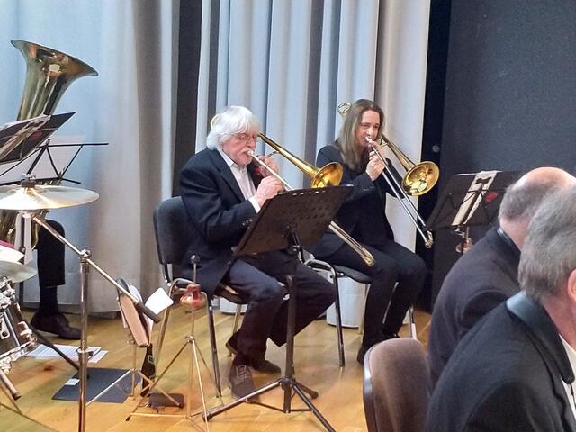 Mit über 80 Jahren ist Hans Müller an der Posaune als Senior des Orchesters immer noch unüberhörbar.
 | Foto: eigenes Foto