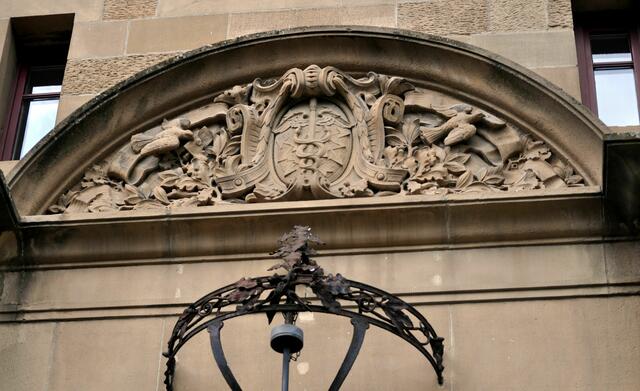 Das Wappen, bei dem sich zwei Schlangen um ein Schwert? winden, kenne ich leider nicht. Aber rechts und links kann man Brieftauben mit Briefen sehen. | Foto: Daniela Somers