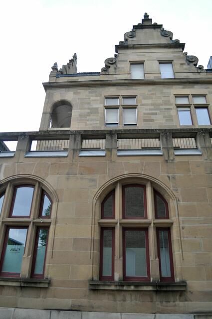 Die rechte Seite des Gebäudes mit Veranda. | Foto: Daniela Somers