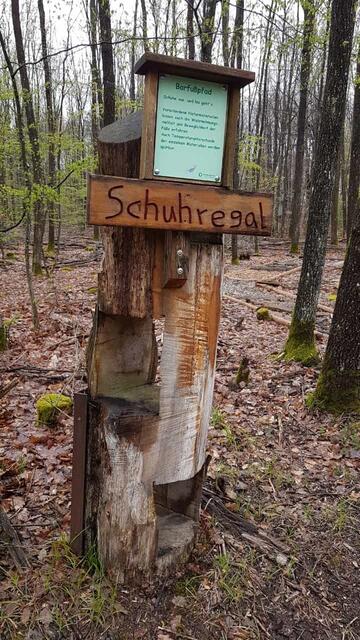 Am Barfußpfad gibt's sogar ein Schuhregal 😄 | Foto: Petra Schüssler