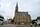 Die Stadtkirche. Davor der Stadtbrunnen. Er symbolisiert die Zusammengehörigkeit der acht Stadtteile und hebt die Bedeutung des Wassers für die Stadt hervor. Hinter der Kirche das alte Rathaus.