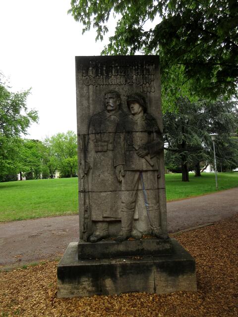 Station 17: Am Friedensplatz steht gegenüber beim RMG auch noch das Schild, da geht es um den saueren Regen, der bei den Denkmälern zum Gesichtsverlust führt. 1993 als der Pfad entstand war Heizung und Verkehr schon ein großes Thema.