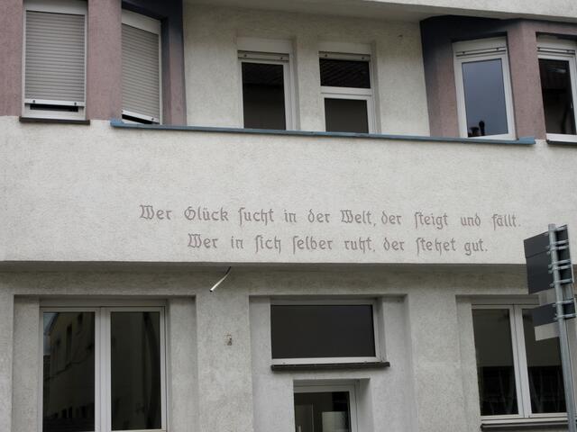 Eine Wanderfreundin, die in der Stadt gearbeitet hat und in der Mittagspause oft spazieren ging, machte die Gruppe auf diese Aufschrift aufmerksam. Gegenüber war früher einmal Station 9, Wärmeinsel Stadt.