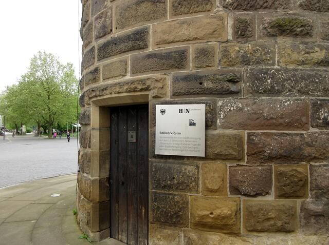 Auch der Platz am Bollwerksturm ist zugepflastert, sowie die gesamte Neckarmeile. Glücklicherweise kühlt hier der Neckar das Stadtklima etwas herunter.