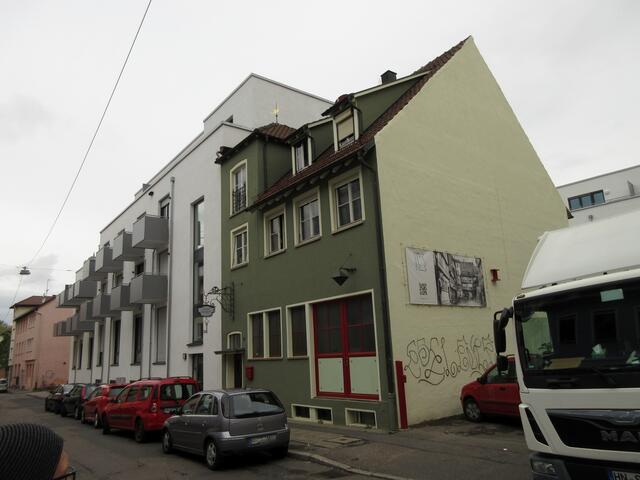 Nun ist die Baulücke geschlossen und das Haus renoviert. Bei der ständig wachsenden Einwohnerzahl in Heilbronn ist das sicher nötig. Aber wieder ist ein Kleinklima in der Innenstadt verloren gegangen.