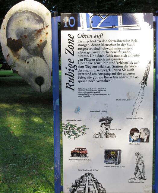 Die Schilder im alten Friedhof wurden entfernt, Archivbild von 2017, so lange ist die Führung schon in Arbeit und als sie endlich fertig war, kam Corona. Die Gruppe ist immer noch am Aufholen der verpassten / verbotenen Wanderungen.