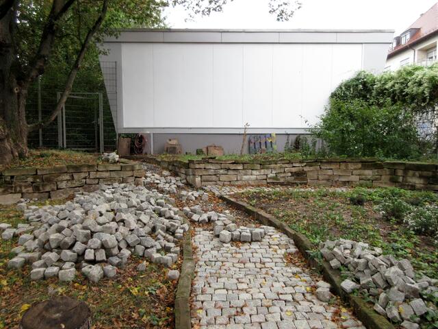 2020 in der Corona-Pause schien sich mal was zu tun im Garten... aber nun ist er wieder zugewuchert.