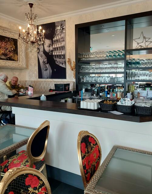 Es funkelt und glitzert im Cafe Pompös und über allem präsentiert sich Harald Gööckler auf einem großen Foto.