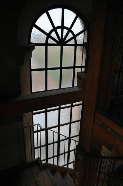 Und immer nach oben. Im Hafenmarktturm. Leider sind die Fenster nicht zum Durchschauen. | Foto: Daniela Somers