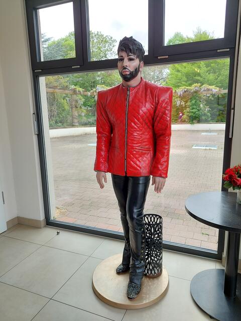 Und im Eingangsbereich werden die Gäste von einer lebensgroßen Statue begrüßt.