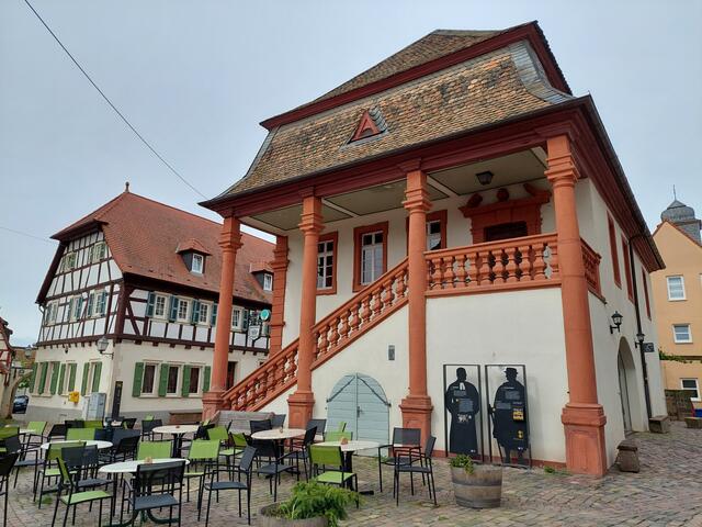 Das barocke Rathaus von 1720 beeindruckt mit einer auffallenden Freitreppe.