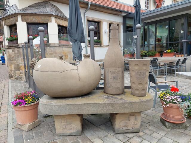 In Kallstadt warten Saumagen, Wein und Federweißer auf die Gäste.