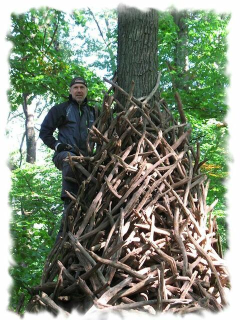 Bild von der Homepage von Klaus Waldbüßer, hier ist gut zu sehen, wie hoch sich das Eichenholz-Ei zu Beginn an den Stamm schmiegte. Wie lange es da schon steht, ist uns nicht bekannt. | Foto: http://siggissc.de/kuenstler.html