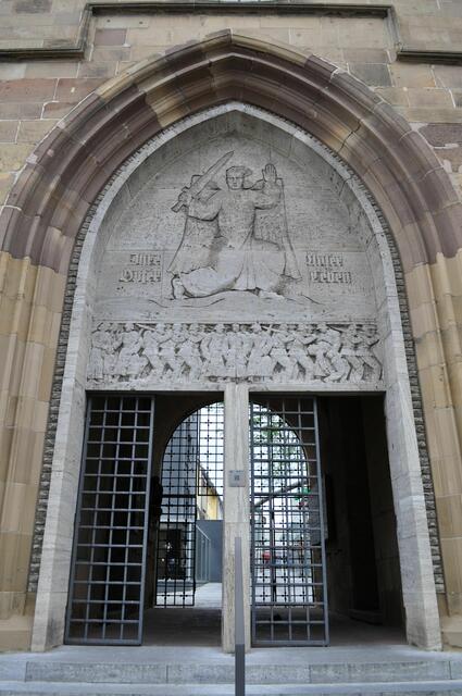 Eingang zum Turm, der auch ein Durchgang ist. | Foto: Daniela Somers