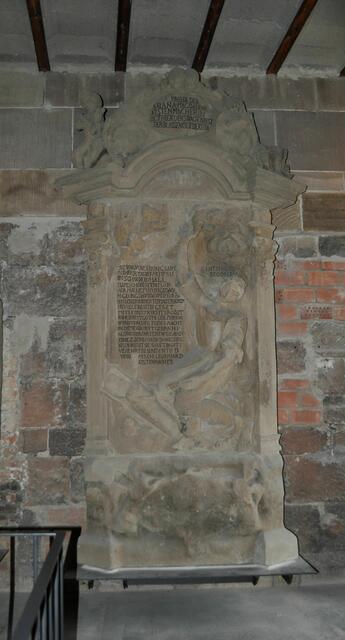 Epitaphe nach dem ersten Treppenaufgang | Foto: Daniela Somers