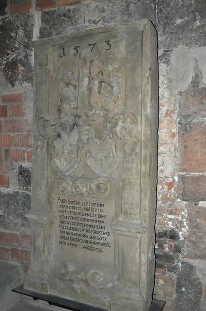 Epitaphe nach dem ersten Treppenaufgang | Foto: Daniela Somers