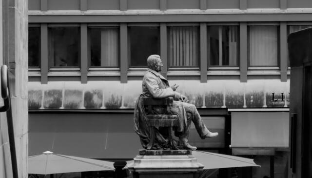 Robert-Mayer Denkmal in schwarz-weiß