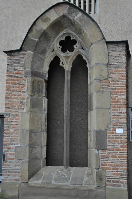  Maßwerkfenster am Hafenmarktturm. Es erinnert an die 1688 zerstörte ehemalige Klosterkirche,  | Foto: Daniela Somers