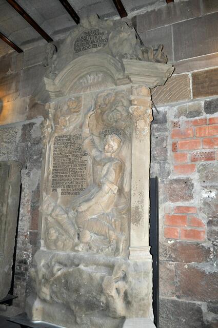 Epitaphe nach dem ersten Treppenaufgang | Foto: Daniela Somers