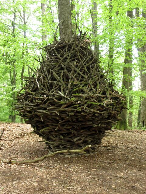 2023 am Tag des Wanderns gibt es Spuren von Verwitterung am Ei, doch das ist bei der Land Art auch so vorgesehen.