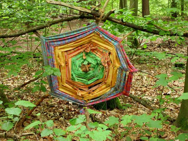 Schöne bunte Kinderwelt, auch das ist Land Art