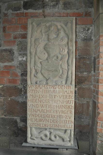 Epitaphe nach dem ersten Treppenaufgang | Foto: Daniela Somers