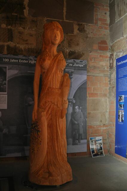 Eine kleine Ausstellung nach dem ersten Treppenabsatz | Foto: Daniela Somers