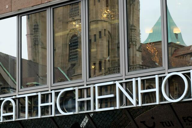 Der Blick auf die Fassaden der Stadt zeigt manchmal ungewöhnliche Bilder.  | Foto: Robert Mathiowetz