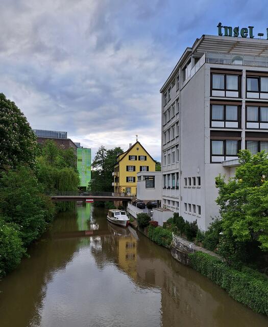 Der Durchblick über den Neckarkanal ist durch die Fassanden sehr farbenfroh.  | Foto: Angelika Rampmeier