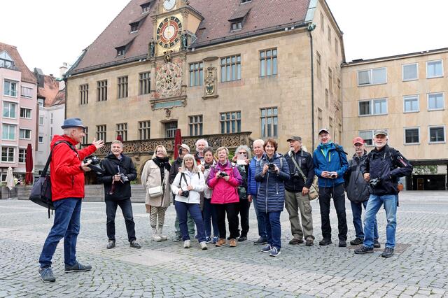 Andreas Boy (links) und die Gruppe aus Heimatreportern samt Begleitung beim Startpunkt auf dem Marktplatz. Sie waren mit dem Stadtführer unterwegs, um Heilbronn-Motive der etwas anderen Art zu sehen und zu schießen. | Foto: Ralf Seidel