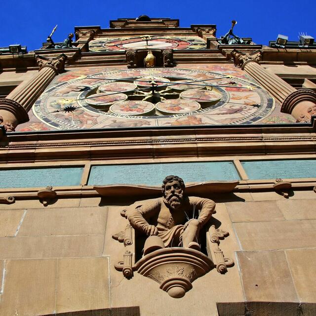 Genau hinschauen, lohnt sich immer: Am Heilbronner Rathaus hat sich zum Beispiel der Erbauer, Hans Kurz, selbst verewigt.
 | Foto: Andreas Boy