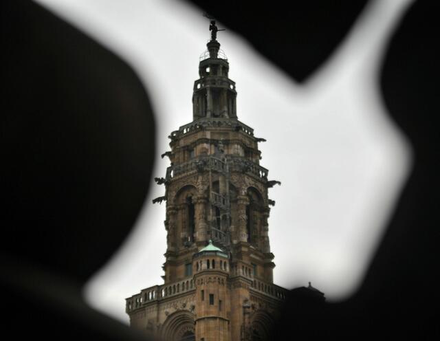 Durch die Balustrade des Rathaustreppenaufgangs bekommt die Kilianskirche einen besonderen Rahmen.  | Foto: Daniela Somers