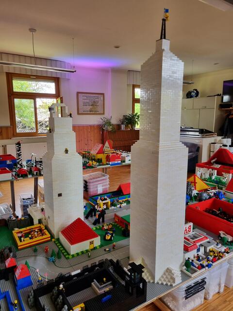 Einen Wolkenkratzer so hoch wie ein Mitarbeiter hatten die Kinder mitten in der Api-LEGO®-Stadt aufgebaut. | Foto: Jochen Baral