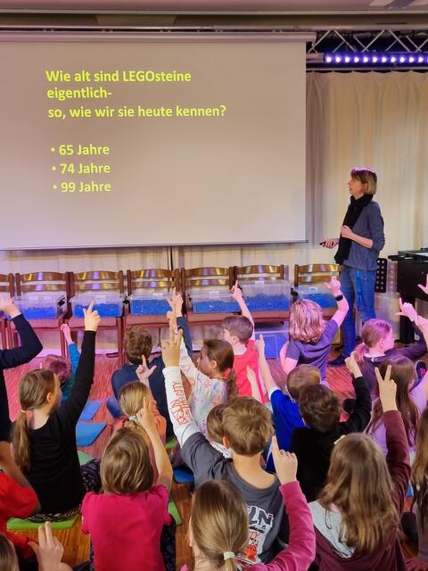 Ruth Scheffbuch als Referentin und Veranstwortliche der Api-LEGO®-Stadt erklärt nicht nur die Regeln, sondern stellt auch spannende Fragen. | Foto: Jochen Baral