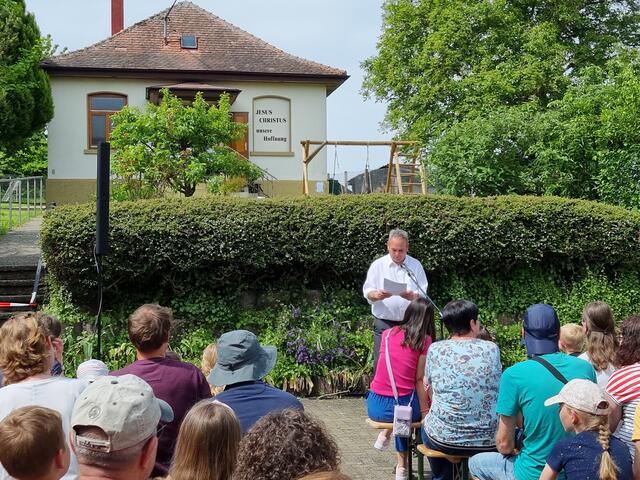 Herr Übelhör als Stellvertreter vom Bürgermeister Brackenheim brachte ein Grußwort mit und eröffnete die Api-LEGO®-Stadt Brackenheim. | Foto: Jochen Baral