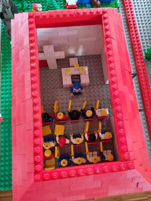 Eine kleine Kirche, aber immerhin gut besucht, hatten die Kinder bei der Api-LEGO®-Stadt nicht vergessen. | Foto: Jochen Baral