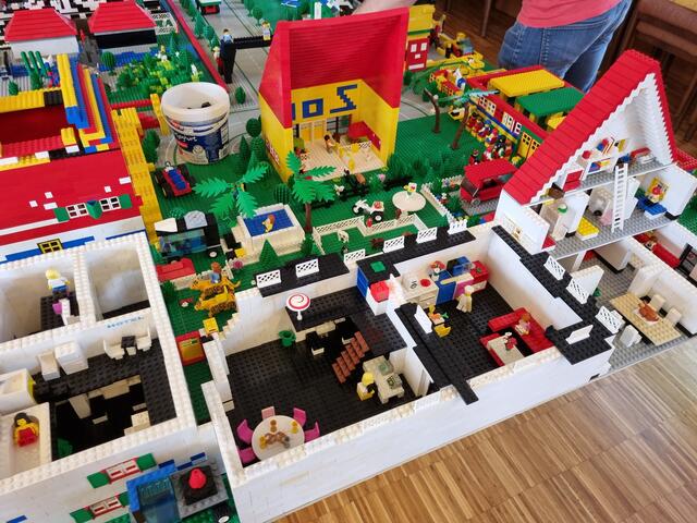 Kunterbuntes Bauen bei der Api-LEGO®-Stadt in Brackenheim machte den Kindern großen Spaß. | Foto: Jochen Baral