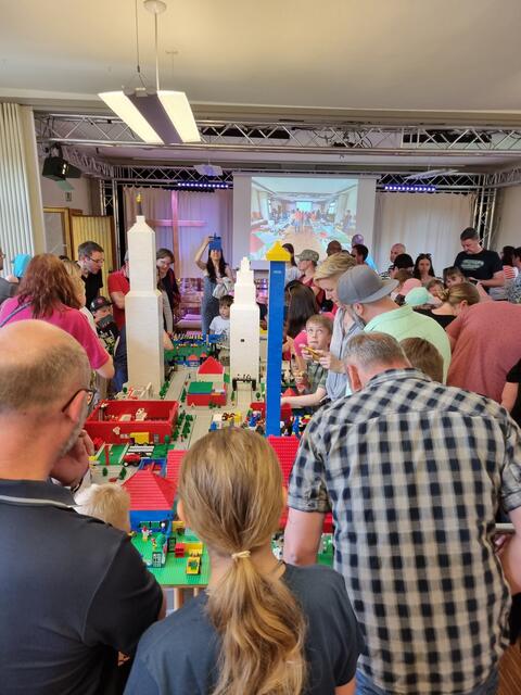 Zur Besichtigung der Api-LEGO®-Stadt Brackenheim kamen viele Kinder mit ihren Eltern, um die Bauwerke zu bestaunen. | Foto: Jochen Baral