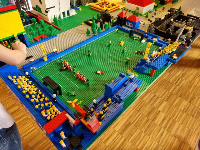 Bei der Api-LEGO®-Stadt durfte natürlich das Fußballstadion nicht fehlen. | Foto: Jochen Baral