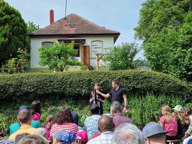 Am Sonntag endete die Api-LEGO®-Stadt Brackenheim mit einem Open-Air-Familiengottesdienst im Innenhof auf dem Api-Gelände. Viele Familien kamen, um die Bauwerke ihrer Kinder anzuschauen. | Foto: Jochen Baral