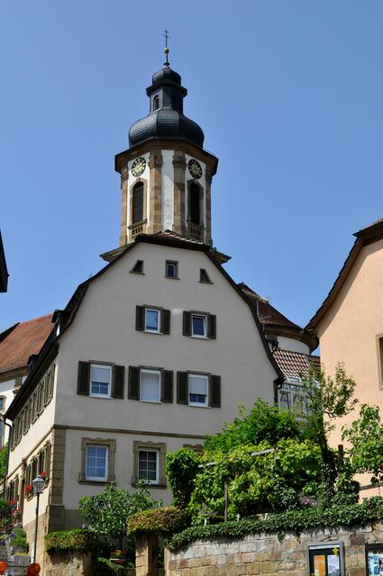 St. Martinus. Der Turm ist fast identisch mit der St. Michaelskirche in Binswangen. Nur das Zifferblatt der Uhr ist viel blauer bei der Michaelskirche. | Foto: Daniela Somers