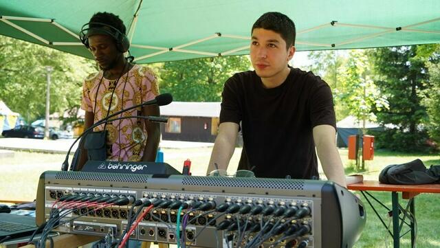 Ein selbst organisiertes Festival lebt von dem Zusammenspiel vieler Talente und Erfahrungen, die auch an die nächste Generation weitergegeben werden: Hier werden junge Tontechniker ausgebildet.