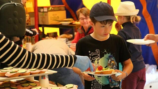 Frühstück im 'Café Nordlicht': Schon am frühen Morgen bereiteten ehrenamtliche Helfer aus Norddeutschland ein Frühstücksbüffet vor 