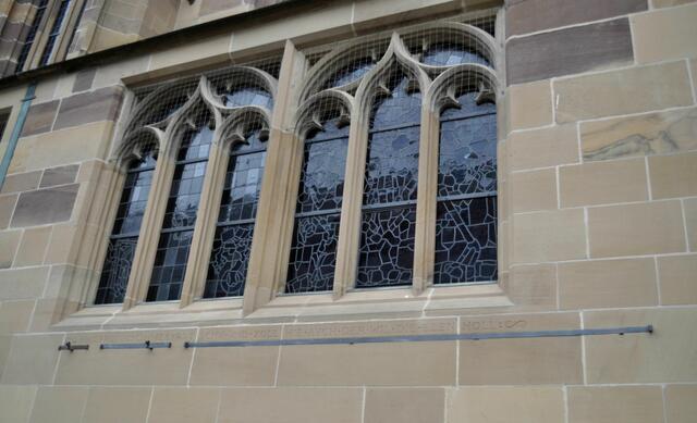 Da die Reichsstadt Heilbronn ihre eigenen Längenmaße hatte, befindet sich am nördlichen Hauptportal direkt gegenüber dem Marktplatz das Heilbronner Kontrollmaß. | Foto: Daniela Somers