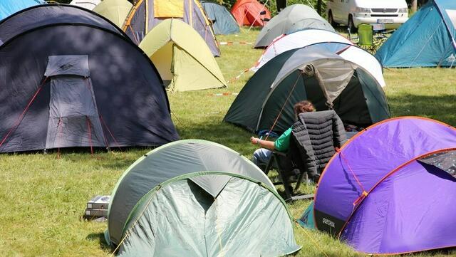 Etwa 800 Teilnehmer zelteten auf dem Festival-Gelände. Es war jederzeit sauber und ordentlich. Zahlreiche Helfer sorgten für Spüldienst, saubere Sanitäranlagen, Hygiene bei den Essensständen usw. Sicherheit hat Priorität, Umweltschutz wird vorgelebt, und es gibt keine Drogen bei Rebellischen Musikfestivals. 