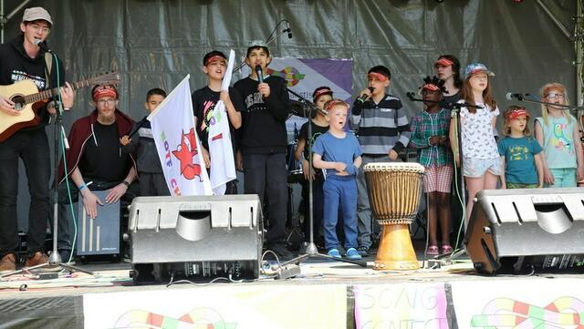 Früh übt sich... hier proben einige der jüngsten Festival-Teilnehmer den Song 'Kinder für Frieden und Freiheit', begleitet von einem Gitarristen aus Heilbronn