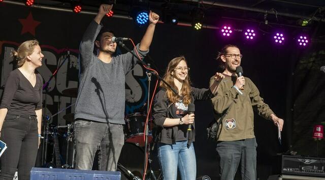 Am Freitagabend eröffnete die Festivalleitung das 5. Rebellische Musikfestival. Links im Bild: Anna Schmit, Vorsitzende des Jugendverbands REBELL. 