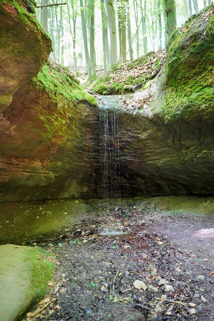 kleiner Wasserfall in der Schlucht
